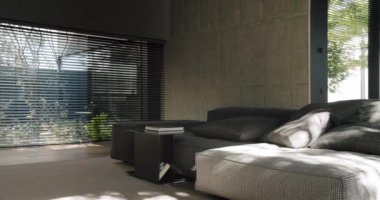 Beton duvarları ve şık perdeleri olan modern bir yatak odası. Çağdaş bir yatak odasında gri yatak odası, beton duvarlar, beton duvarlı modern yaşam odası ve şık jaluziler sergileniyor.