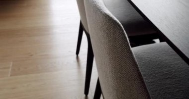 Modern siyah ahşap masa ve beyaz kumaş sandalyeler. Moda mobilyalar. Minimalist İç İşleri. Samimi Modern Mobilya Tasarımı. Lüks Zarif Oda. Lüks Modern Ev Yemek Odası.