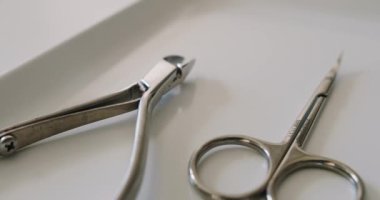 Müşterileri tırnak törpülemek ve cilalamak için gerekli aletler. Profesyonel aletler, tırnak törpüsü, makas, meme uçları ve manikür için kuaför..