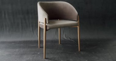 Rahat ve rahat bir sandalye. Modern, rahatlatıcı koltuğa oturmuş. Evdeki bej renkli koltuğun iç dekorasyonunun kamyon çekimi. Modern izole edilmiş gri arka planda bej minimalist sandalye