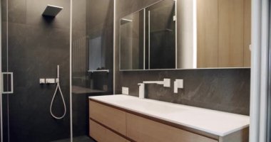 Lüks Banyo İçi, basitlik tasarımı olan modern banyo. Banyo aksesuarları, ayna ve duş başlığı, banyo küveti modern tasarımı olan minimalist iç mimari. Lüks Apartman.
