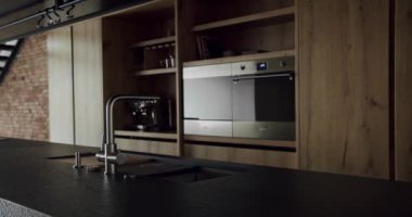 Modern ve geniş ahşap mutfak odası. Gayrimenkul. Lüks evdeki modern iç mekan ve yemek odası. Yeni Ev 'de minimalist tasarım. Gerçek Lüks Tasarım İçi. Neoklasik biçim, samimi iç mekan.