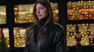 Gece lambalarının arka planında genç bir kadının portresi. Alacakaranlık Sokağı 'ndaki lüks kadının portresi. Çekici bir kadın portresi. Şehir Bulvarı Modeli.