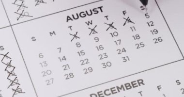 Ağustosta önemli bir tarihi işaretleyen bir takvimin yakın plan resmi. Planlama, zamanlama ve zaman yönetimi kavramı.