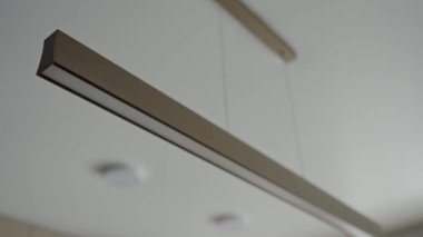 Bu resim, çağdaş aydınlatma çözümlerinin zarif basitliğini ve şık tasarımını vurgulayan, minimalist bir tarzda modern LED lamba armatürünü yakalar. Modern LED Aydınlatma Asılıyor