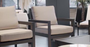 Modern beyaz ve bej mobilyalar bahçe ve modern lüks konak için. Minimalist daire. Açık masa ve bahçe parkı için sandalyeler. Modern Sandalyeler, Minimalist sandalyeli Yaz Terası.