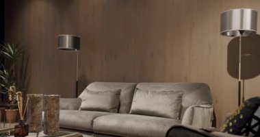 Gri mobilyaları ve tahta duvarları olan modern Minimalist oturma odası. Moda mobilyalar. Minimalist İç İşleri. Modern Mobilya Tasarımı. Lüks Zarif Oda. Gayrimenkul özel evi.