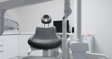 Dişçi kliniği ekipmanları. Dişçi koltuğu ve tıbbi ekipmanlı modern oda. Modern Dişçi Ofisi. Diş hekimliği, sandalye ve diğer aksesuarlarda modern ekipmanlar.