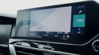 Gerçek zamanlı hız ve harita bilgileriyle gelişmiş bir araç navigasyon sisteminin yakın plan görüntüsü. Bu gösterge paneli teknolojisi, temel veri ve GPS navigasyonunu sağlayarak modern sürücüyü geliştirir.