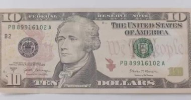 Amerika Birleşik Devletleri Başkanı Hamilton. Makroyu kapamak için on dolarlık Amerikan banknotu. 10 Dolarlık yakın çekim. 10 Dolarlık Faturaların Durdurma Hareketi. Konsept Finans İş Yatırımı Başarı. Döngü videosu.