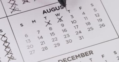 Ağustos ayının takviminde bütün günler siyah kalemle çizilmiş. Yoğun ay, zaman yönetimi ya da yaz sonu kavramı. Takvimdeki Tarihler Siliniyor