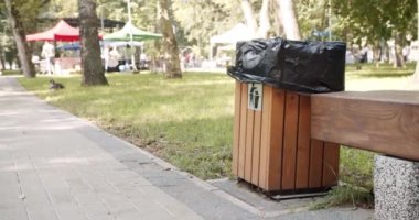Çöp kutusundaki çöp. Temiz Şehir kavramı. Çöp toplama kutusunu sıralayan konteyner çöpü