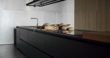 Modern ve geniş ahşap mutfak odası. Gayrimenkul. Ada ve sandalyeli lüks mutfak. Lüks evdeki modern iç mekan ve yemek odası. Lüks Tasarım İç mimarisi. Neoklasik biçim, samimi iç mekan.