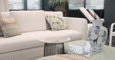 Minimalist sandalyesi ve masası olan beyaz teras mobilyası. Bahçe mobilyaları, Modern Lüks Villa. Minimalist daire. Açık masa ve bahçe parkı için sandalyeler. Lüks villa için modern sandalyeler.