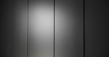 Siyah ve Gri arka plan dokusu tahtası. Modern odadaki ahşap paneller. Boş oda ve ahşap paneller arka planda. Modern minimalist iç mekanda gri ve siyah paneller. 