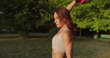 Yoğun Antrenman. Fiziksel Formda Etkinlik. Fitness Egzersizi Spor Eğlencesi. Spor kıyafetli genç bir kadın halterlerle egzersiz yapıyor. Kadın dambılları kaldırıyor. Atletik kas egzersizi.