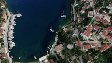 Yunanistan 'ın sahil kenti. Gün batımında deniz kenarı manzarası. Yat parkı, Yeşil Dağlar adasındaki gemide yaz gezisi..
