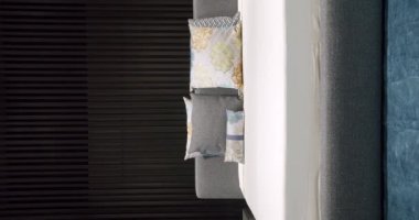 Zarif iç tasarım. Minimalist beyaz yatak odası ve siyah tahta duvar. Modern Hotel Yatak Odası İçi ve Yastıklı Yatak. İçi ahşap kaplamalı. Vercial video.