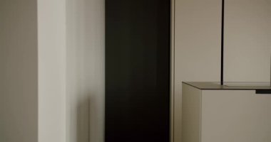 Minimalist modern iç mekan, odanın keskin, temiz çizgileri ve nötr renk paleti olan bir bölümünü gösteriyor. Tarafsız Tonlar ve Keskin Çizgilerle Minimalist İç Tasarım Detayları