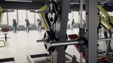 İyi ışıklandırılmış, modern bir spor salonunda ağırlık plakalı spor aletleri. Antrenman için hazırım. Odaklı Ekipmanlı Profesyonel Jimnastik İçi