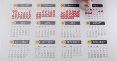 Yıllık takvimdeki el işaretleri, planlama, organizasyon ve zaman yönetimini sembolize ediyor. İş, zamanlama ve kişisel üretkenlik kavramları için ideal.