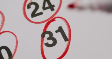 Takvim tarihlerinin yakın plan resmi kırmızı mürekkeple işaretlenmiş, önemli tarih ve teslim tarihlerini temsil ediyor. Takvimin Kapanış Tarihi 31 Kırmızı Mürekkeple Çembere Alındı