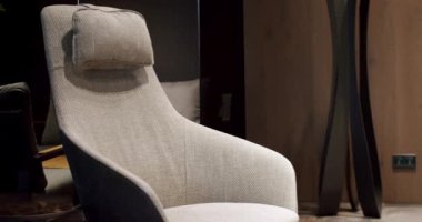 Konforlu Kumaş ve Tekstil modern kahverengi koltuk ve rahat sandalye. Modern Minimalist Evi. Zarif ve rahat bir ev, sıcak bir ortam. Modern bej koltuk. İç Güvenlik Bölümü. Modern tekstil sandalyesi.