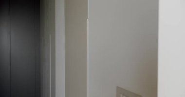 Beyaz ve gri arka plan dokusu tahtası. Modern odadaki ahşap paneller. Boş oda ve ahşap paneller arka planda. Modern minimalist iç mekanda gri ve beyaz paneller. 