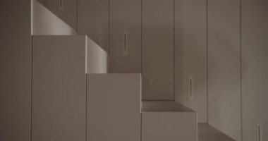 Modern bir apartman dairesinin minimalist ve sakin atmosferi, temiz çizgilerin ve görsel uyum için nötr tonların altını çiziyor. Modern Dairenin Minimalist İç Tasarımı