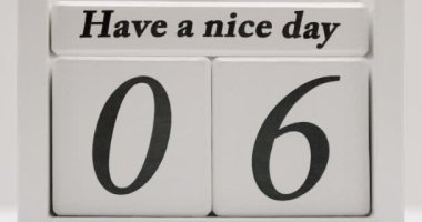 Sade, temiz zaman kavramı bir stop motion takvimi olarak günleri döndürür. Teslim tarihleri, geri sayımlar, aylık hatırlatıcılar, zaman çizelgeleri ve daha fazlası hakkında videolar için harika. Zaman Takvimi Günleri