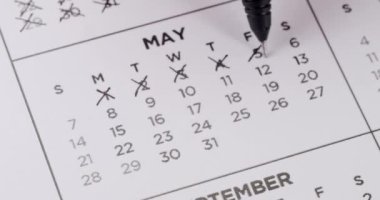 Belirli tarihleri işaretleyen bir takvimi gösteren yakın plan resim. Planlama, planlama ve organizasyon kavramları için ideal. Haftalık Önemli Kalem İşaretleme Tarihleriyle Takvimin Kapanışı