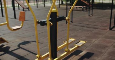 Spor sahasında yatay barlar ve şehirdeki açık hava spor sahasında yeni egzersiz ekipmanları. Fitness Sport Street Spor Salonu. Açık havada fiziksel egzersiz için spor sahası. egzersiz ekipmanları