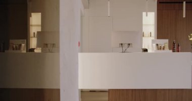 Zarif ve minimalist manikür salonu temiz hatlar, nötr tonlar ve sakin bir atmosfer sergiliyor. Güzellik ve refah alanları için ideal. Modern Manikür Salonu İç Tasarım, Güzellik Spa