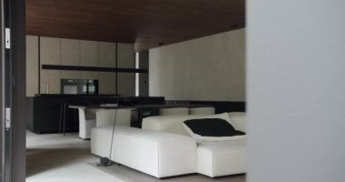 Gösterişli mobilyaları ve sofistike renk paleti olan minimalist bir tasarımı olan çağdaş oturma odası. Lüks ve konforun mükemmel bir karışımı, modern bir yaşam tarzı için uygun. Modern Oturma odası