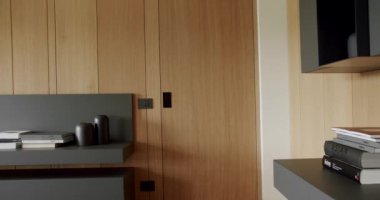 Ahşap duvarlı ve gri mobilyalı modern Minimalist oturma odası. Gri kitaplıklı lüks Modern Ev İçi. Moda mobilyalar. Ahşap modern kapısı olan lüks şık bir oda..