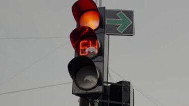 Şehirdeki trafik ışığı yüzünden. Işığın kırmızıya dönmesini durdur. Şehir caddesinde trafik ışığı. Şehir merkezindeki finans bölgesi kavşağında. Sokak lambası Megapolis otobanındaki trafiği düzenliyor.