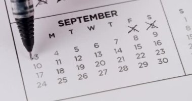 Birisi Eylül takvimine tarih yazmış. Zaman yönetimi, teslim tarihleri, randevular, olaylar ve zaman akışı hakkındaki videolar için mükemmel..