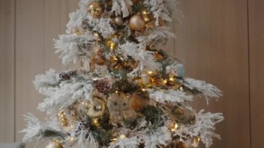 Karlı köknar ağacı ve rahat evinde yeni yıl süsü. Yeni yıl arifesi konsepti. Neşeli bir atmosfer. Noel ağacı. Noel ruhu kış tatillerini kutluyor. Yürekten gelenekler..