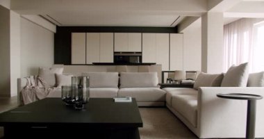 Tarafsız renk düzeni, rahat koltuklar ve temiz, minimalist bir tasarımı olan modern bir oturma odası. İç dizayn teması için mükemmel. Tarafsız Tonlarda Zarif Modern Oturma Odası