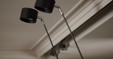 Modern siyah tavan, minimalist bir iç mekâna yerleştirilmiş aydınlatma armatürleri. Modern mekanlar için basit ve temiz tasarımı olan zarif ışıklandırma çözümü. Modern Siyah Parça Işığı