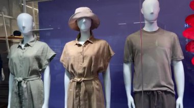 Modern moda eğilimlerini ön plana çıkaran şık mankenler gündelik bej ve haki renkli giysiler sergiliyor. Günlük bej ve haki rengi mankenlerin moda görüntüsü