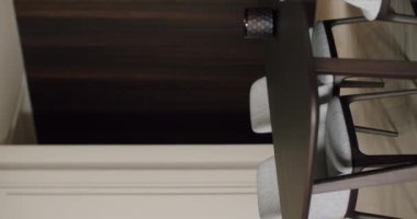 Modern bir minimalist yemek masası ve sandalyeler temiz hatları ve sofistike tasarımı olan modern bir iç dizayn. Yemek odası ilhamı ve modern dekorasyon fikirleri için ideal. Dikey