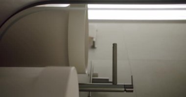 Pürüzsüz tasarlanmış modern minimalist bir banyonun ayrıntıları. İç tasarımda çağdaş armatürler ve zarif minimalizm. Modern Minimalist Banyo İç mimarisi Şık eşyalar. Dikey