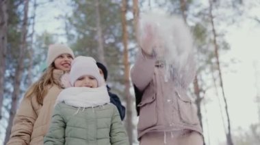Üç kuşaktır gülümseyen ve yağan karda oynayan neşeli bir aile. Etrafı uzun çam ağaçlarıyla çevrili. Herkes sıcacık giyinmiş, kışın harikalar diyarında mutluluk ve beraberlik anı..