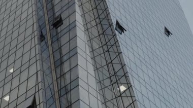 Şehir merkezindeki iş merkezi. Kiralık ve ticari kullanım için gayrimenkul. Birçok başarılı şirketlerin ofisleri olan Kyscraper binası. Modern cam ofis gökdeleni cephesi