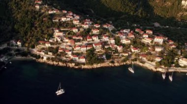 Yunanistan 'ın sahil kenti. Gün batımında deniz kenti havadan görünüyor..