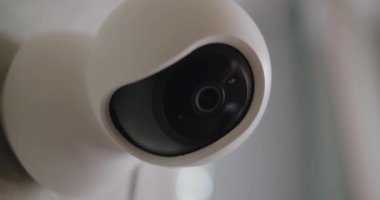 Bebek odasında bebeğe bakmak için kameralı bebek monitörünü kapatın. Özel mülk güvenlik sistemi. CCTV, güvenli, izleme konsepti. Güvenlik kameraları evin içinde..