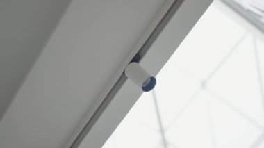 Tavanda ayarlanabilen küçük beyaz, modern minimalist lamba armatürü. Işıklandırma ekipmanlarıyla minimal iç mekan. Modern beyaz lamba.