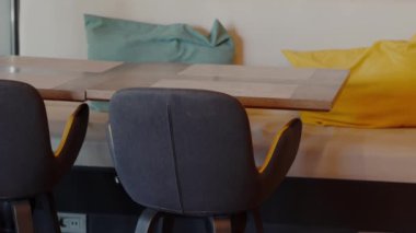 Kafe sahnesinde masa ve sandalyeler. Minimalist Konfor. Minimalist modern sandalyeleri ve masası olan modern bir kafe. Minimalist bir restoranda modern gri sandalye. Modern kafenin içi..