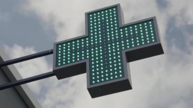 Dışarıdaki eczane işareti. Neon tıbbi olarak parlayan yeşil ışıklı şehir eczanesi. Yeşil haç, eczanenin parlak işareti. Yeşil haç bir eczanenin yerini gösteriyor..